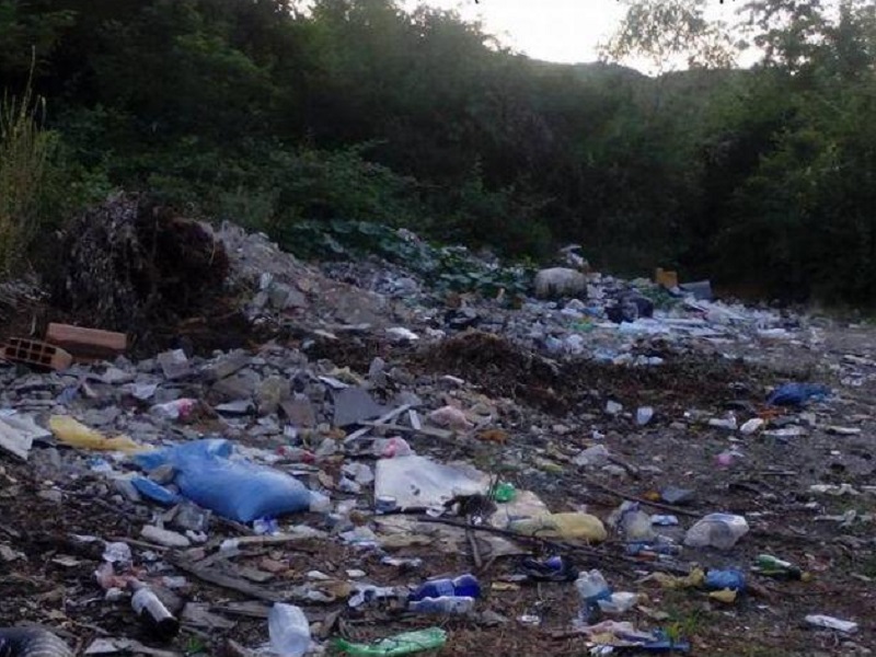 Диви депонии покрај Црн Дрим