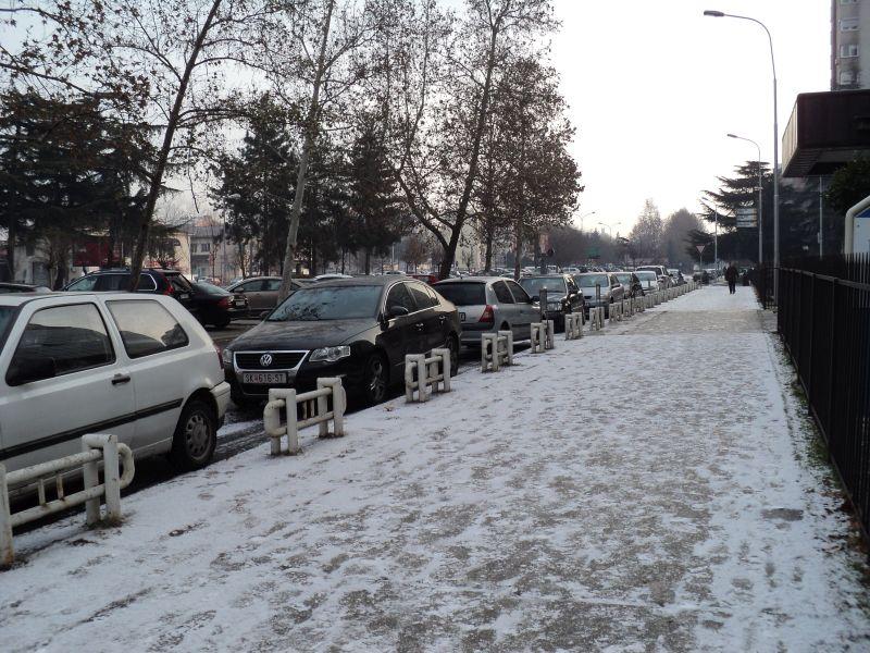 Бремените и хронично болните ослободени од работа поради студот