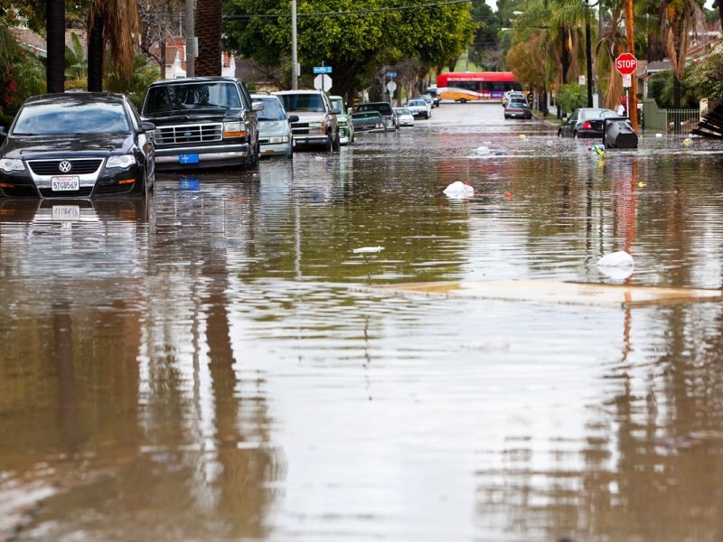 Две лица загинаа во силна бура во Калифорнија