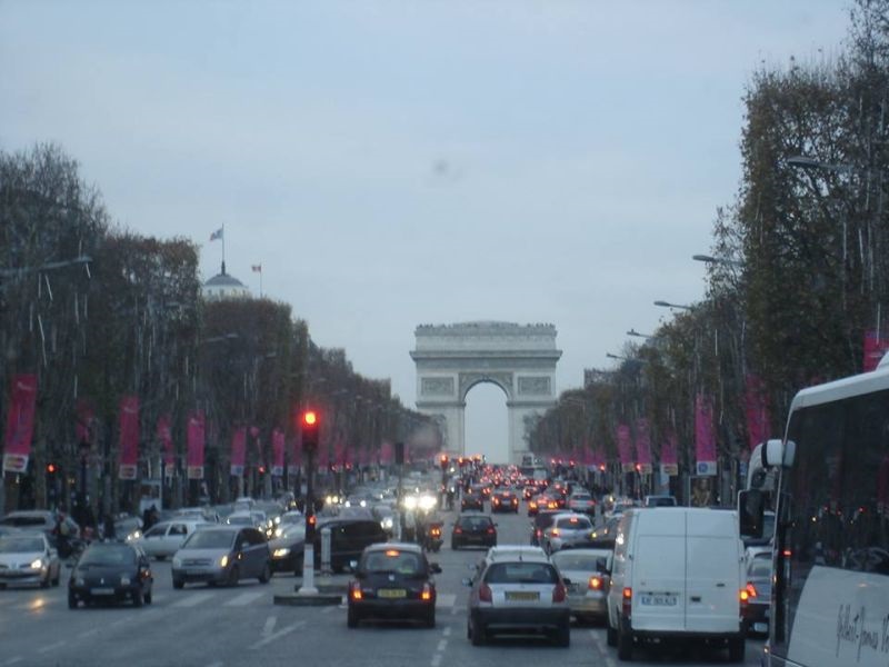 Париз го забранува движењето на старите автомобили